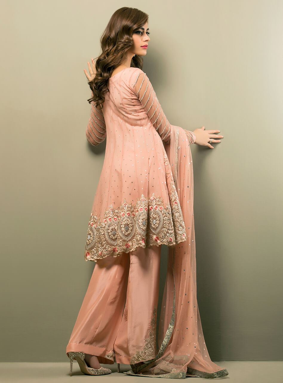 Sadaf kanwal wearing salmon pink angrakha by Zainab chottani fancy 2019