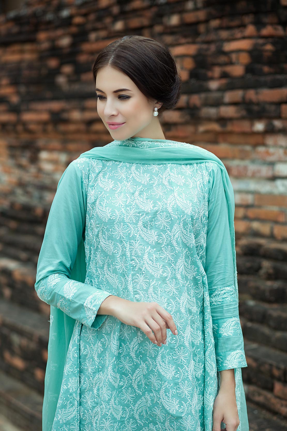 Buy this elegant turquoise lawn 3 piece pret dress by Taana Baana pret wear 2019 at a very reasonable price