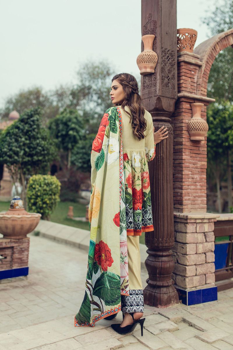 Buy this elegant unstitched Lawn dress at a very decent price of 1750 by Kapray Lawn collection 2018