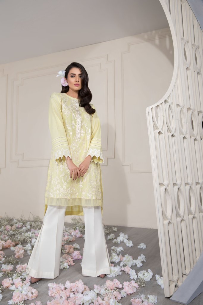 This elegant pret wear lawn Pakistani dress available at a decent price of pkr4350 at all online and off line stores by Sapphire spring collection 2018