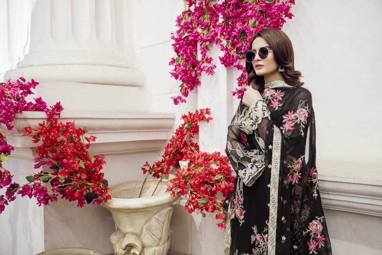 The Dark Rose attracts mystery! by Imrozia Premium luxury eid prets 2018!