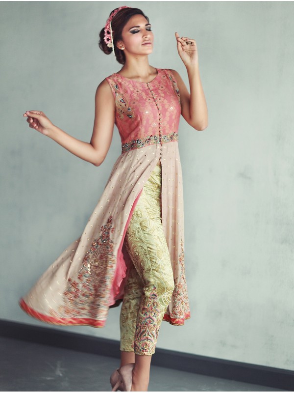 A elegant and modern style formal Pakistani dress by Umsha official