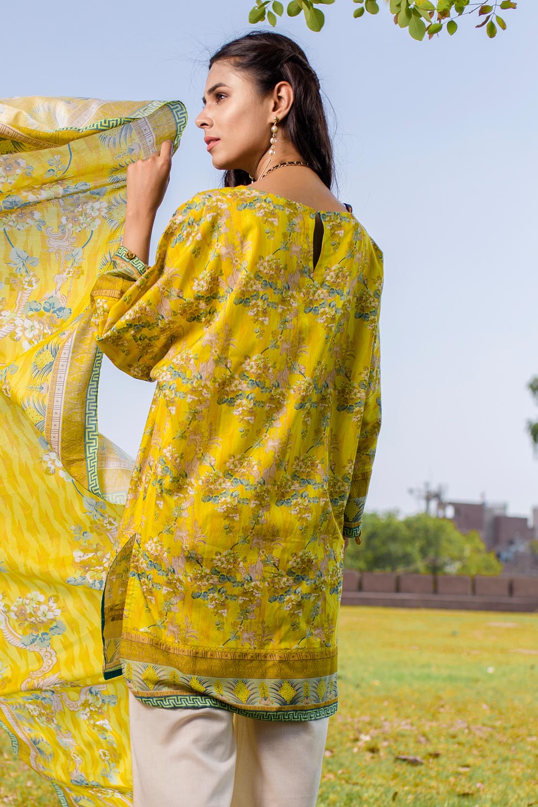 Buy this beautiful and elegant Pakistani lawn suit by Warda Saleem