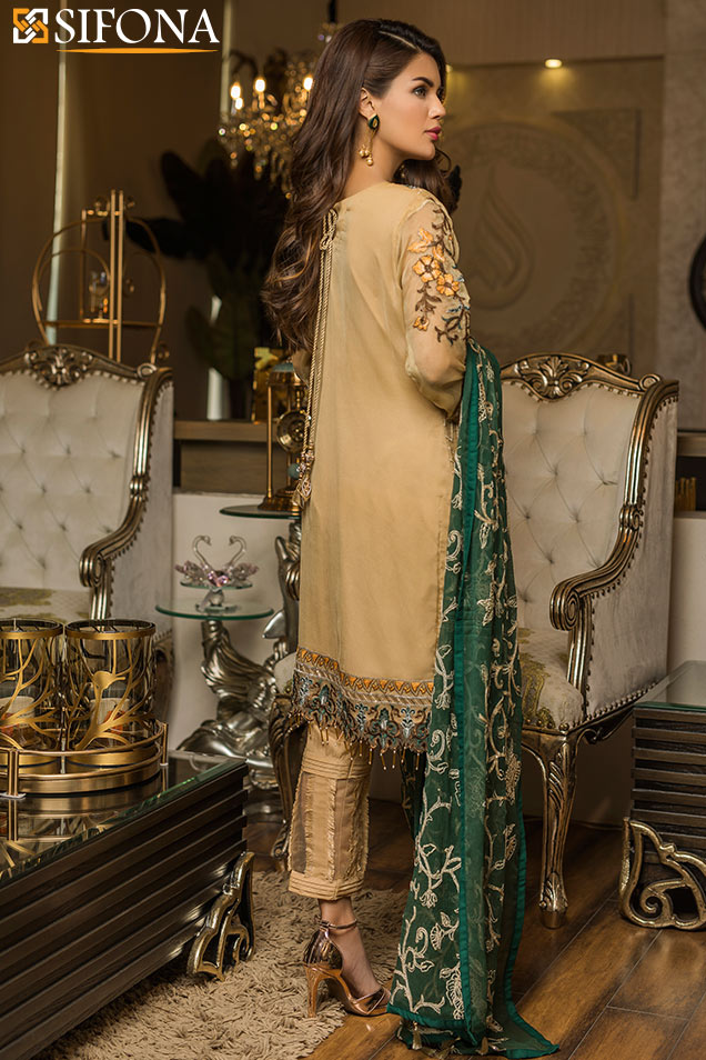 Buy this elegant three three piece unstitched Pakistani suit by Sifona.