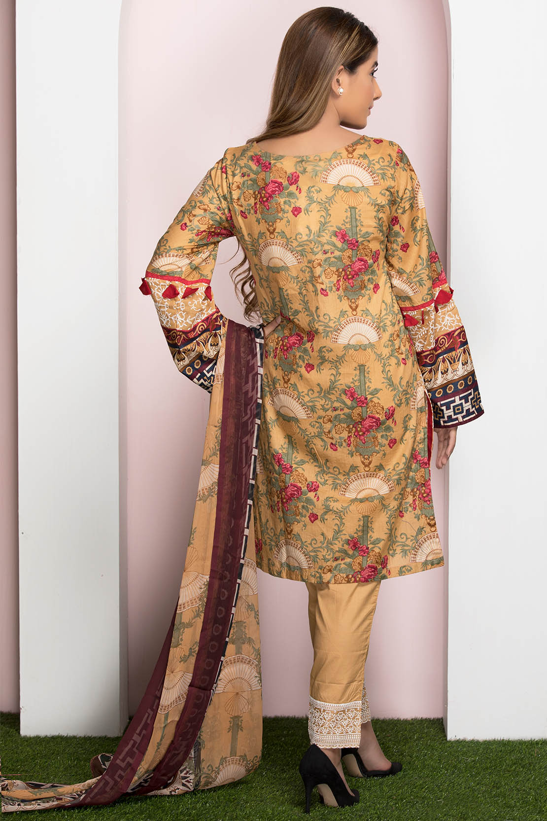 This beautiful and elegant Pakistani dress online by Warda in lawn available online