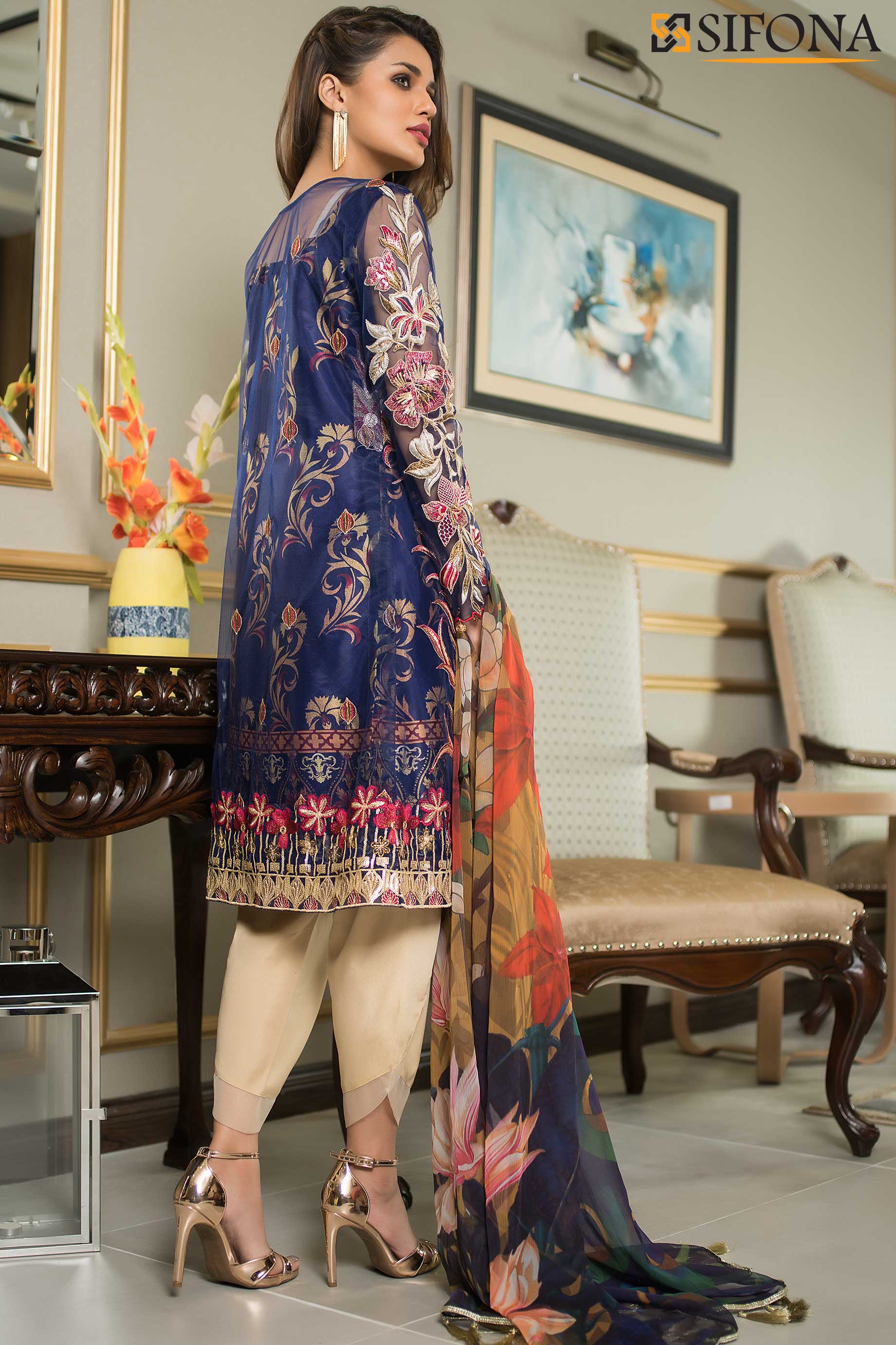 This beautiful dress has a stylish Pakistani formal dress by Sifona.