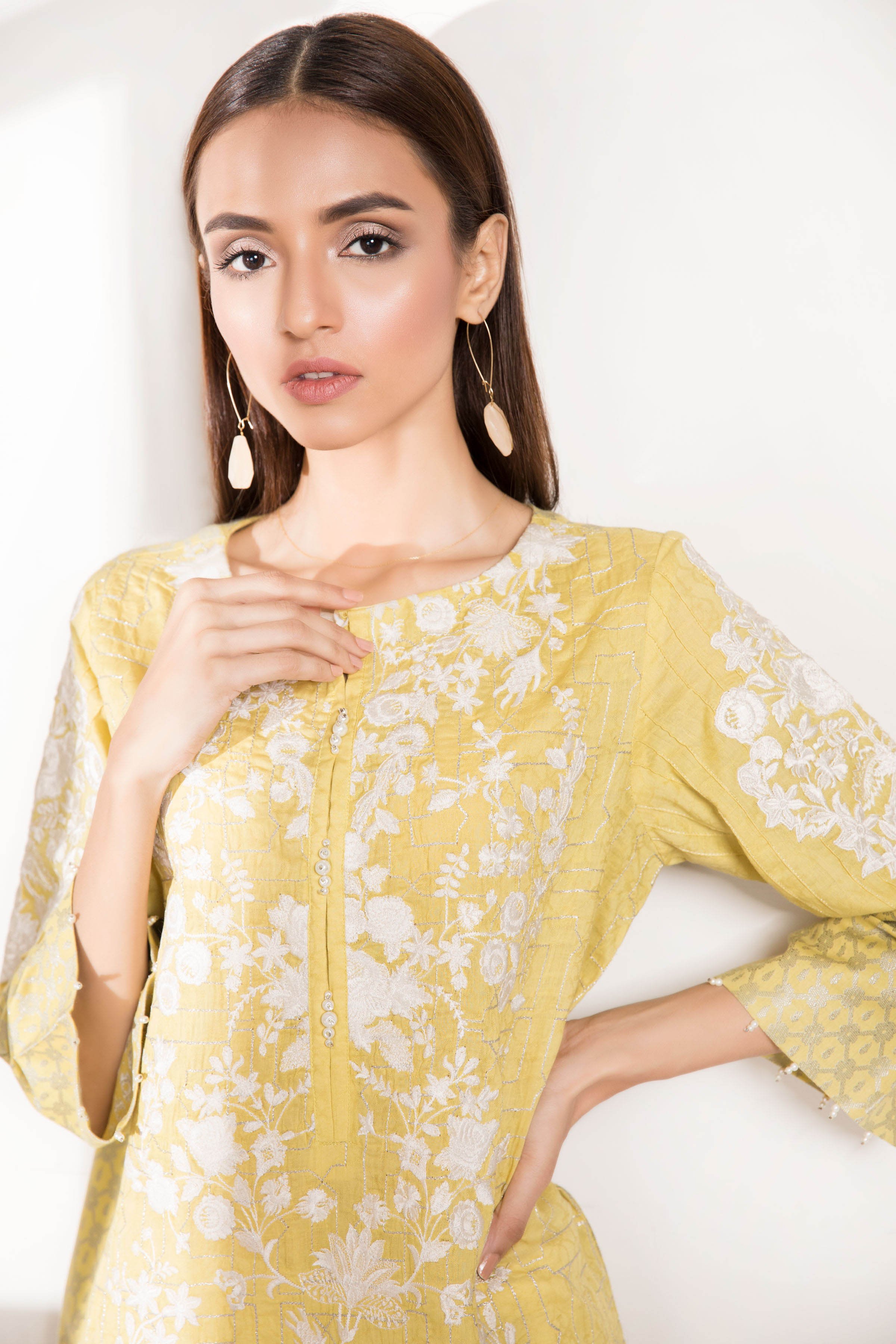 This pretty and stylish Pakistani cotton suit by Sapphire has a straight shirt.