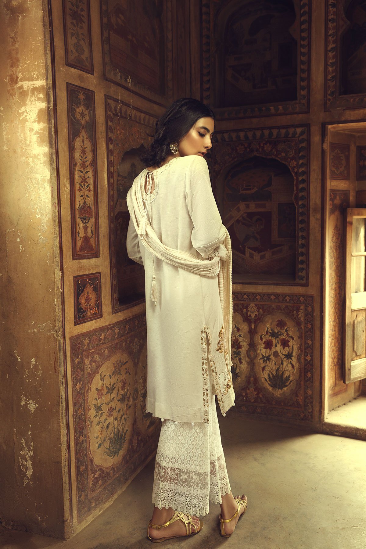 This pretty off-white kurta in a deliciously soft silk karandi fabric has a hibiscus flower embroidered on the front in gold