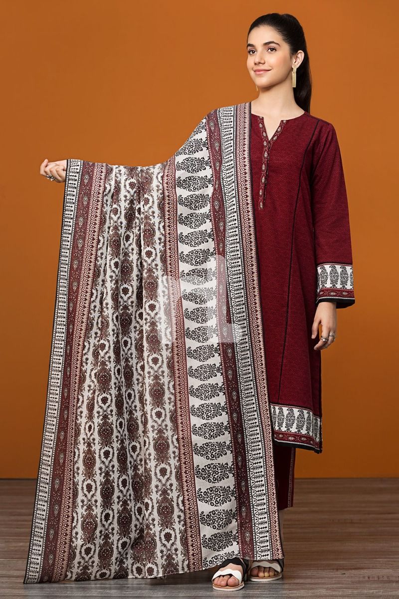 Bewitching and captivating three piece Pakistan winter dress